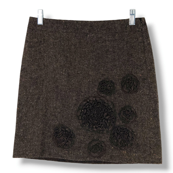 EUC Ann Taylor Loft 3D Ribbons Floral Applique Wool Blend Mini Skirt Sz 2P Brown - Picture 1 of 6